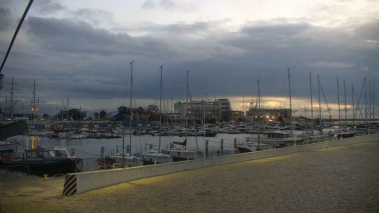 GDYNIA - widok na plażę i marinę - 12 październik 2026, 04:50