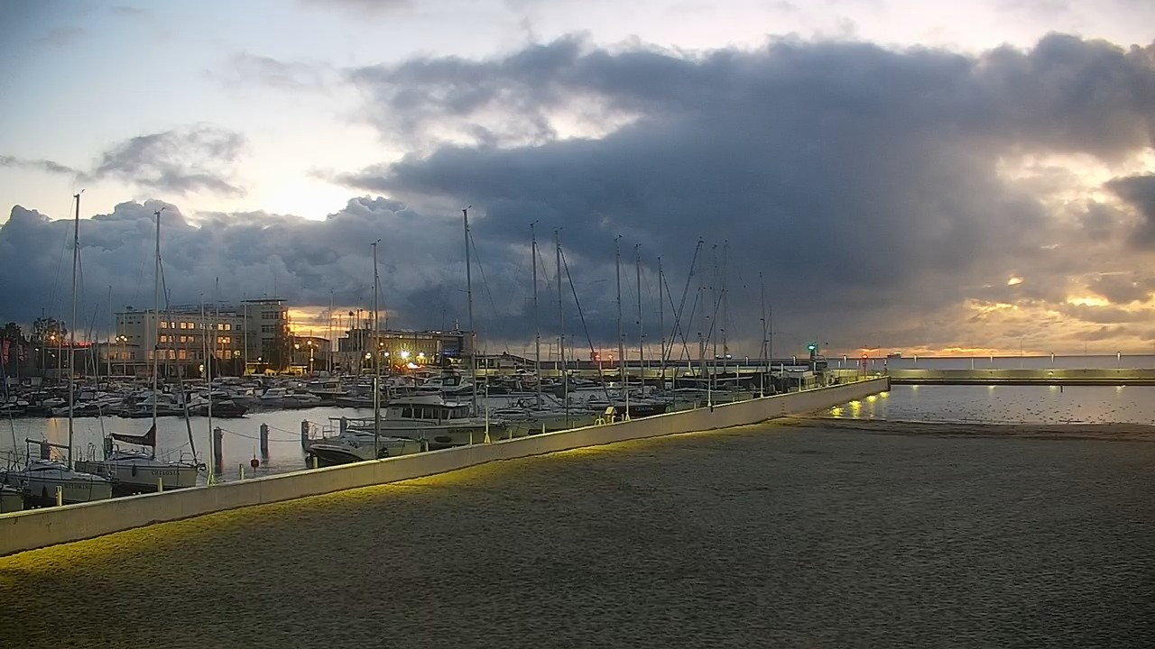 GDYNIA - widok na plażę i marinę - 13 październik 2026, 04:42