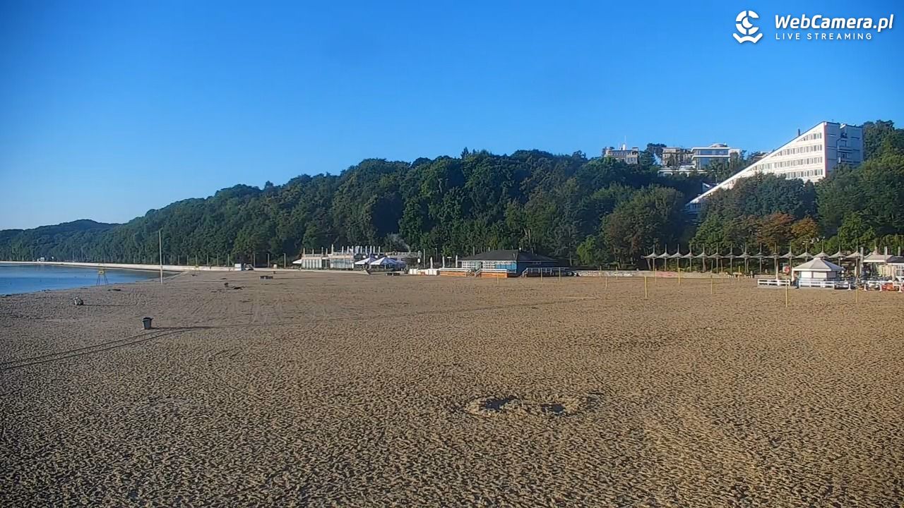 GDYNIA - widok na plażę i marinę - 25 sierpień 2026, 06:47