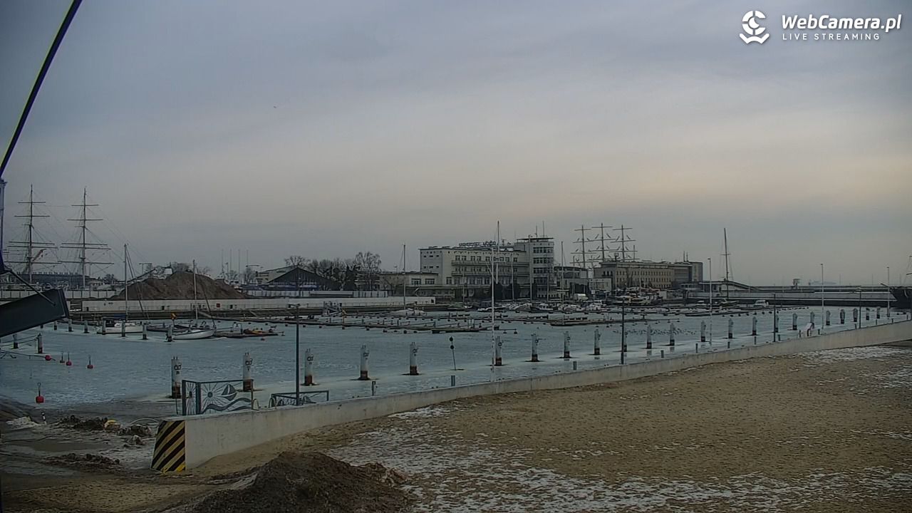 GDYNIA - widok na plażę i marinę - 27 luty 2026, 08:20