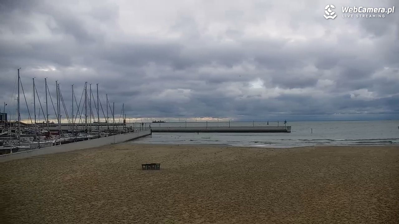 GDYNIA - widok na plażę i marinę - 16 maj 2025, 08:10