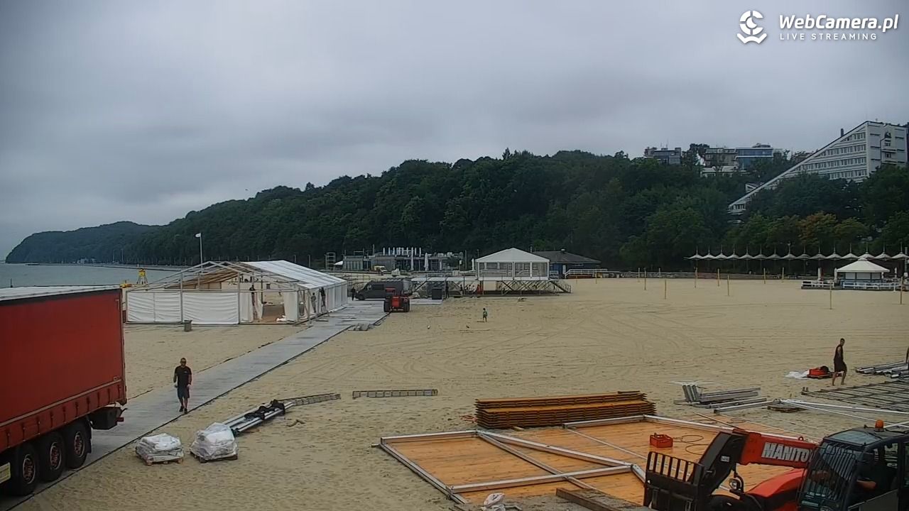 GDYNIA - widok na plażę i marinę - 15 lipiec 2026, 09:41