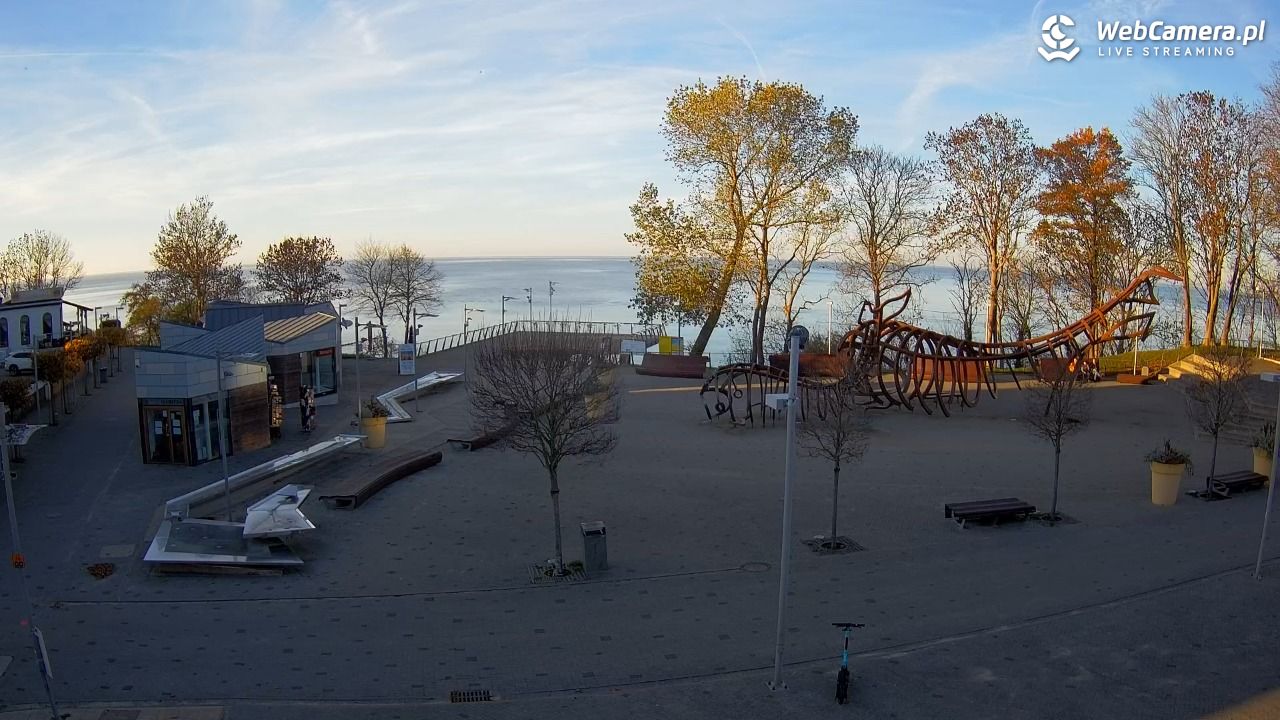 REWAL - widok na deptak - 06 listopad 2025, 15:14