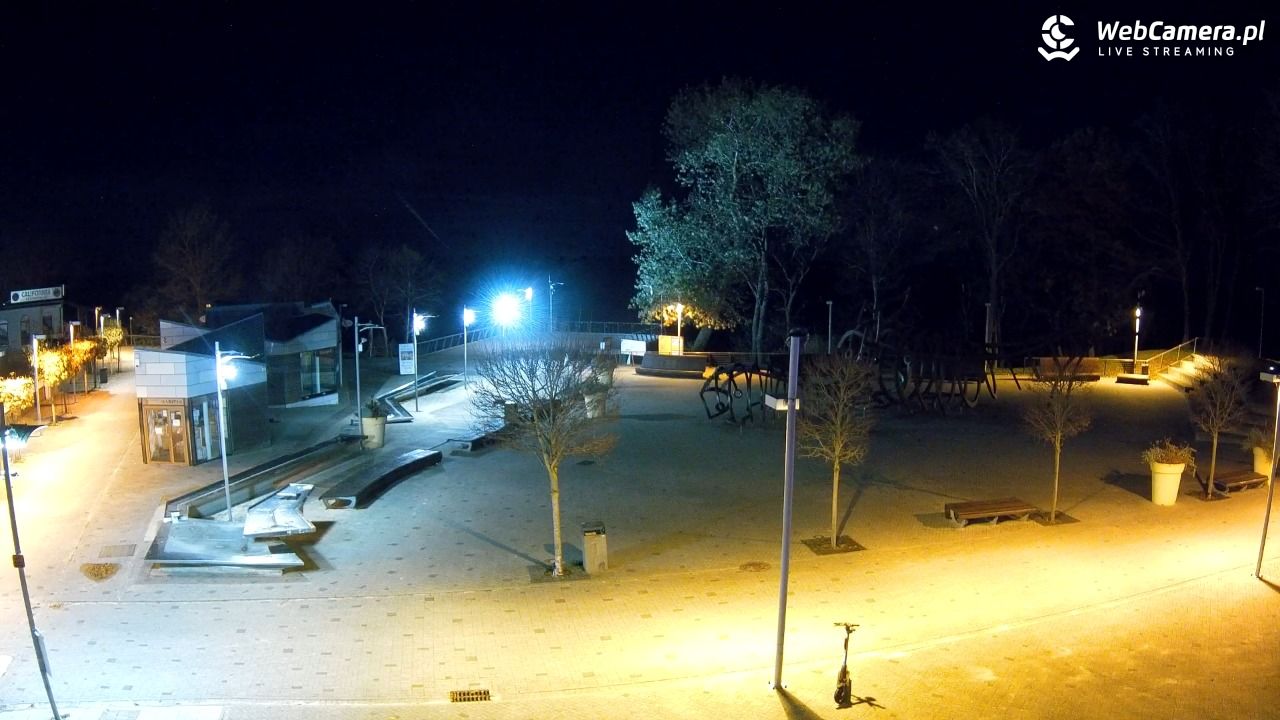 REWAL - widok na deptak - 03 listopad 2025, 22:22