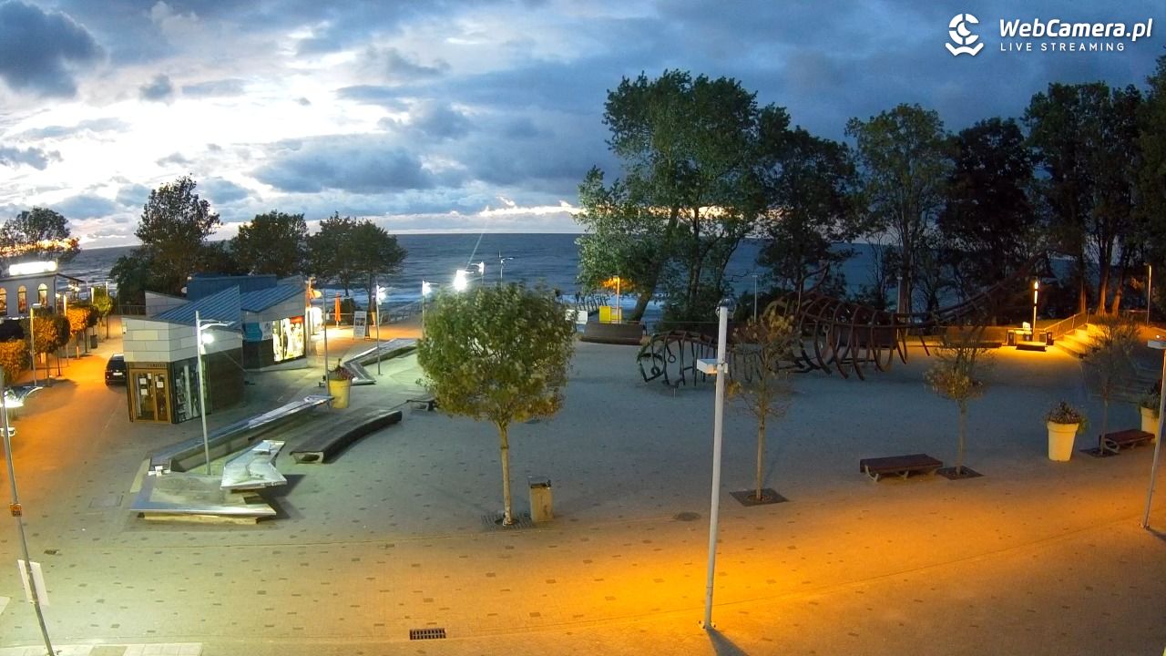 REWAL - widok na deptak - 16 wresień 2025, 19:46