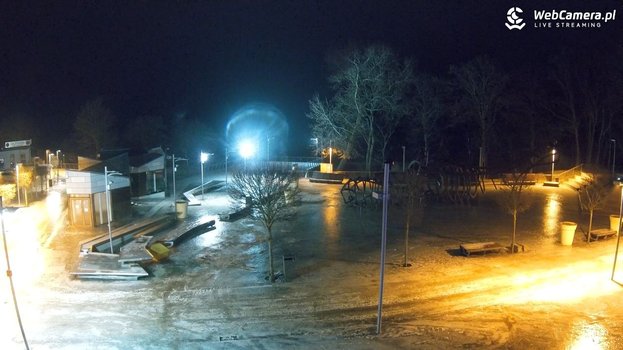 REWAL - widok na deptak - 06 luty 2026, 23:19