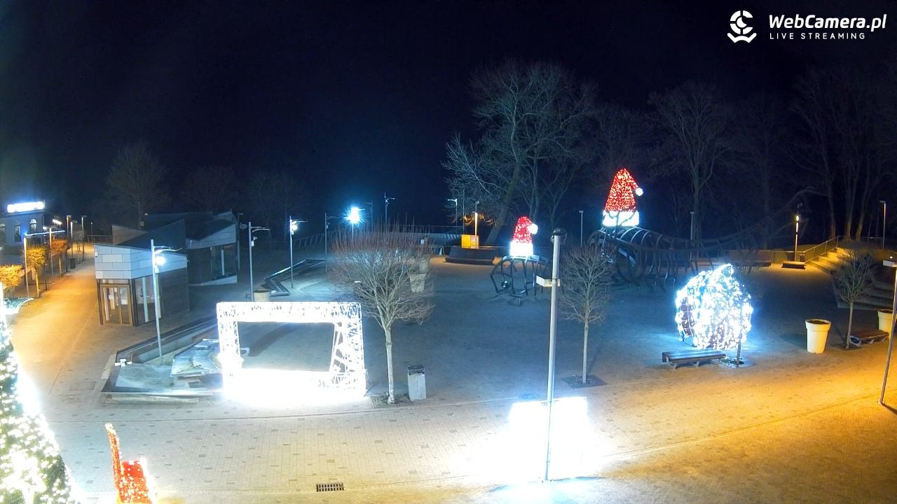 REWAL - widok na deptak - 20 grudzień 2025, 20:08