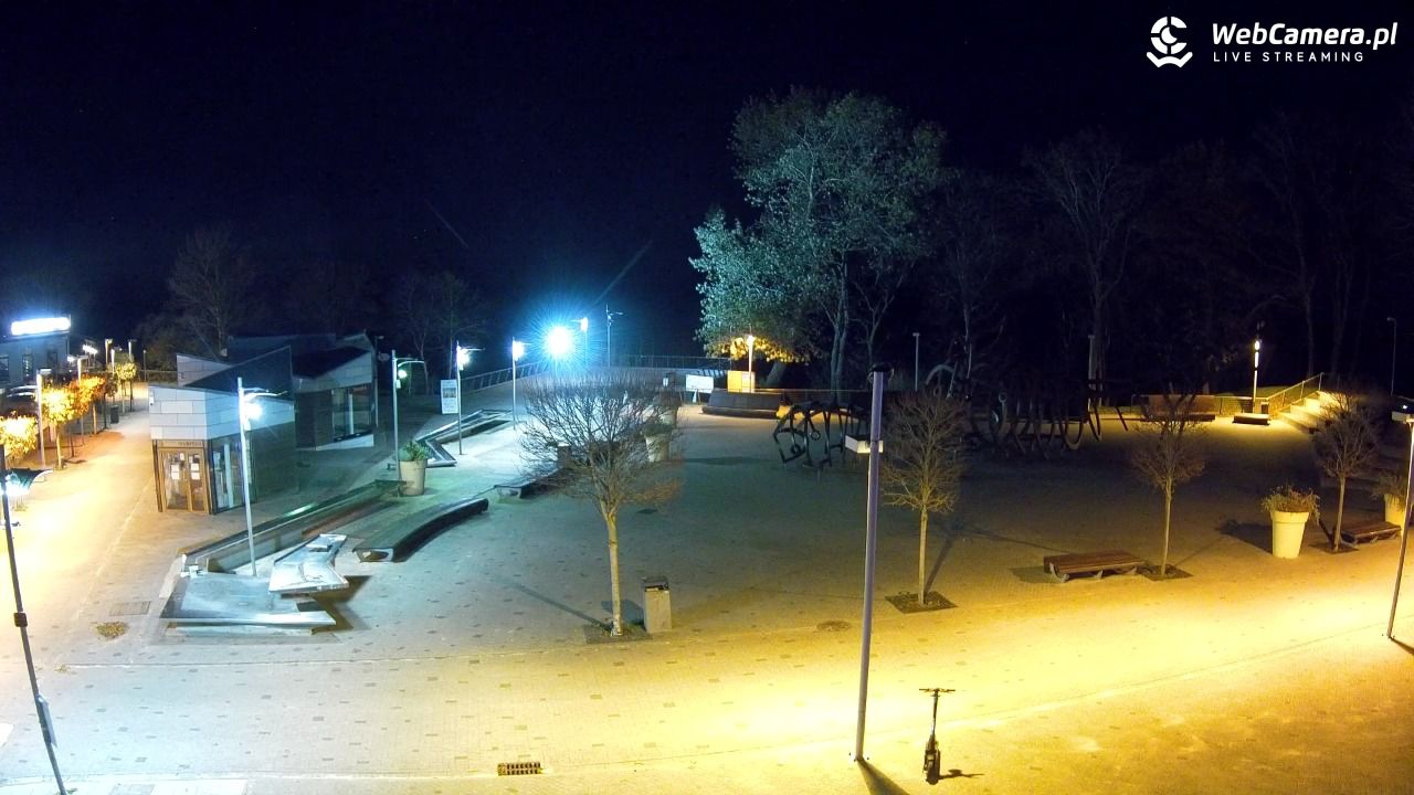 REWAL - widok na deptak - 06 listopad 2025, 17:43