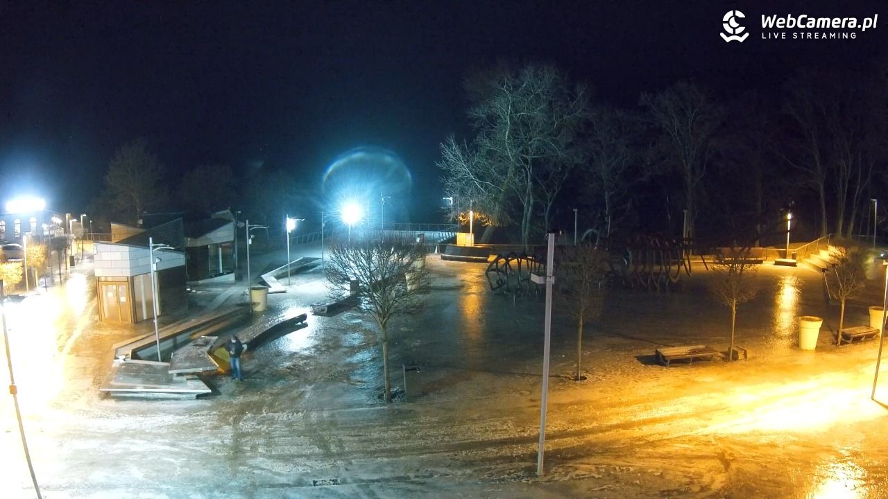 REWAL - widok na deptak - 06 luty 2026, 19:43