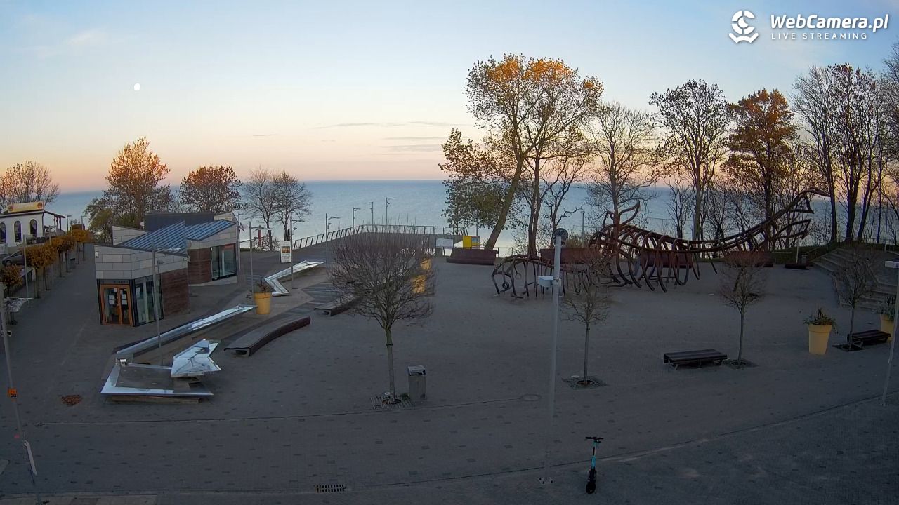 REWAL - widok na deptak - 06 listopad 2025, 07:24