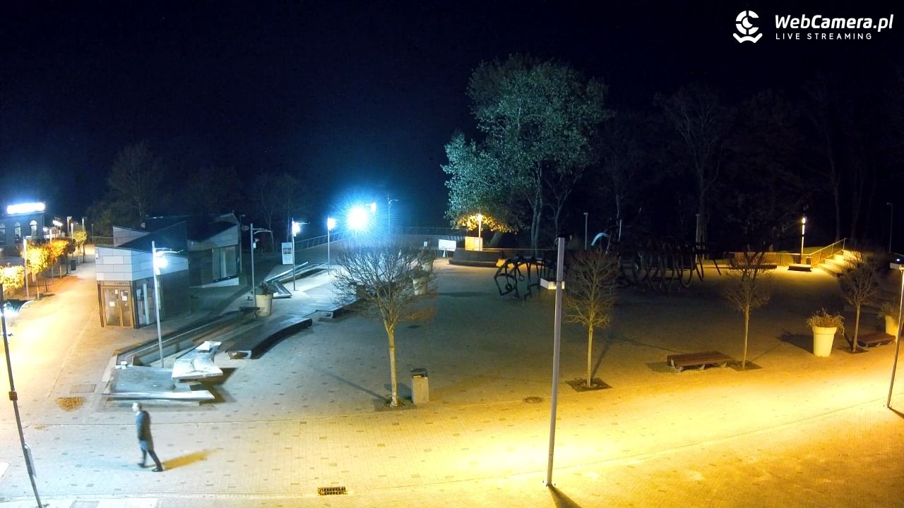 REWAL - widok na deptak - 02 listopad 2025, 18:21