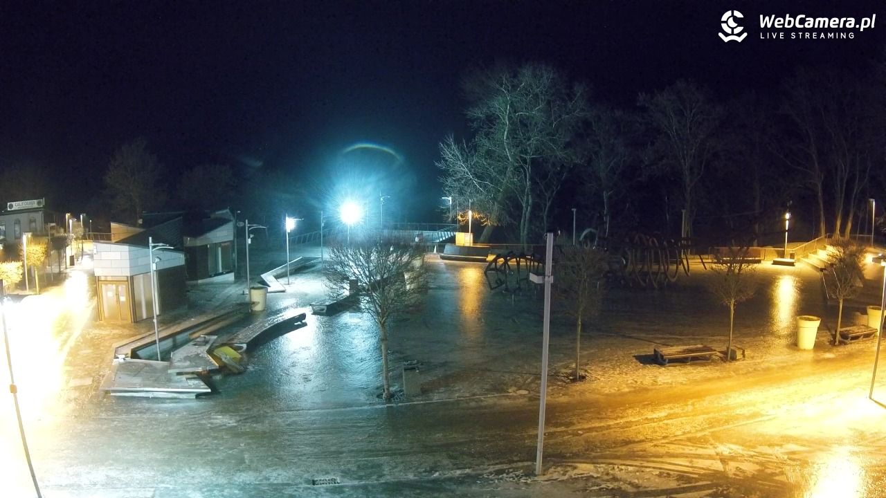 REWAL - widok na deptak - 05 luty 2026, 21:08