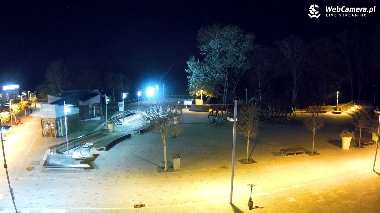 REWAL - widok na deptak - 06 listopad 2025, 20:43