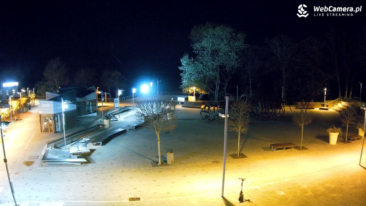 REWAL - widok na deptak - 03 listopad 2025, 21:08