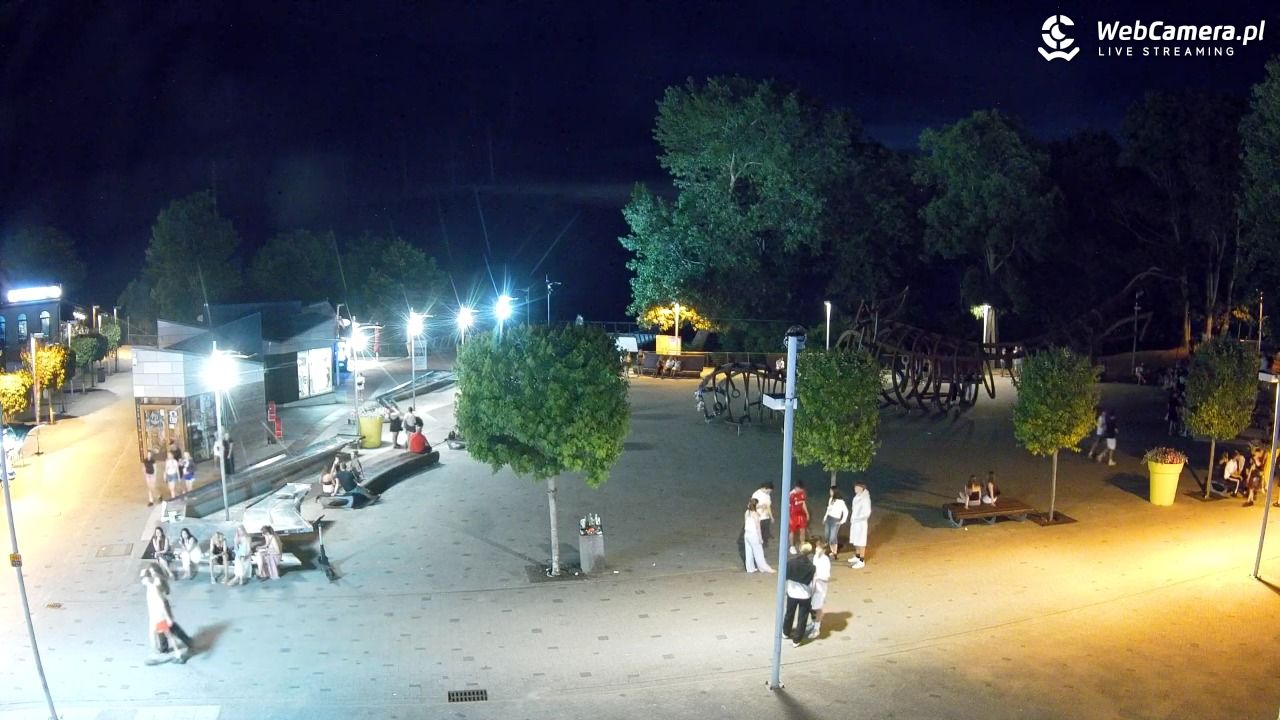 REWAL - widok na deptak - 27 czerwiec 2026, 23:43