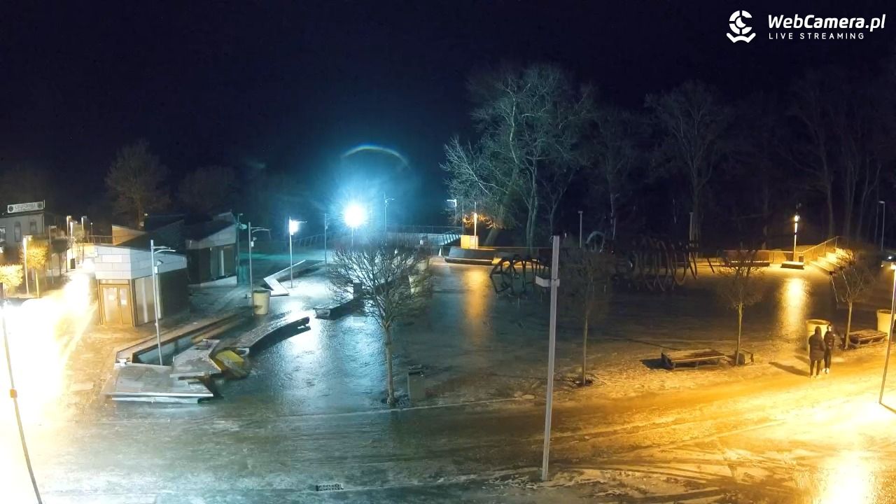 REWAL - widok na deptak - 05 luty 2026, 21:53