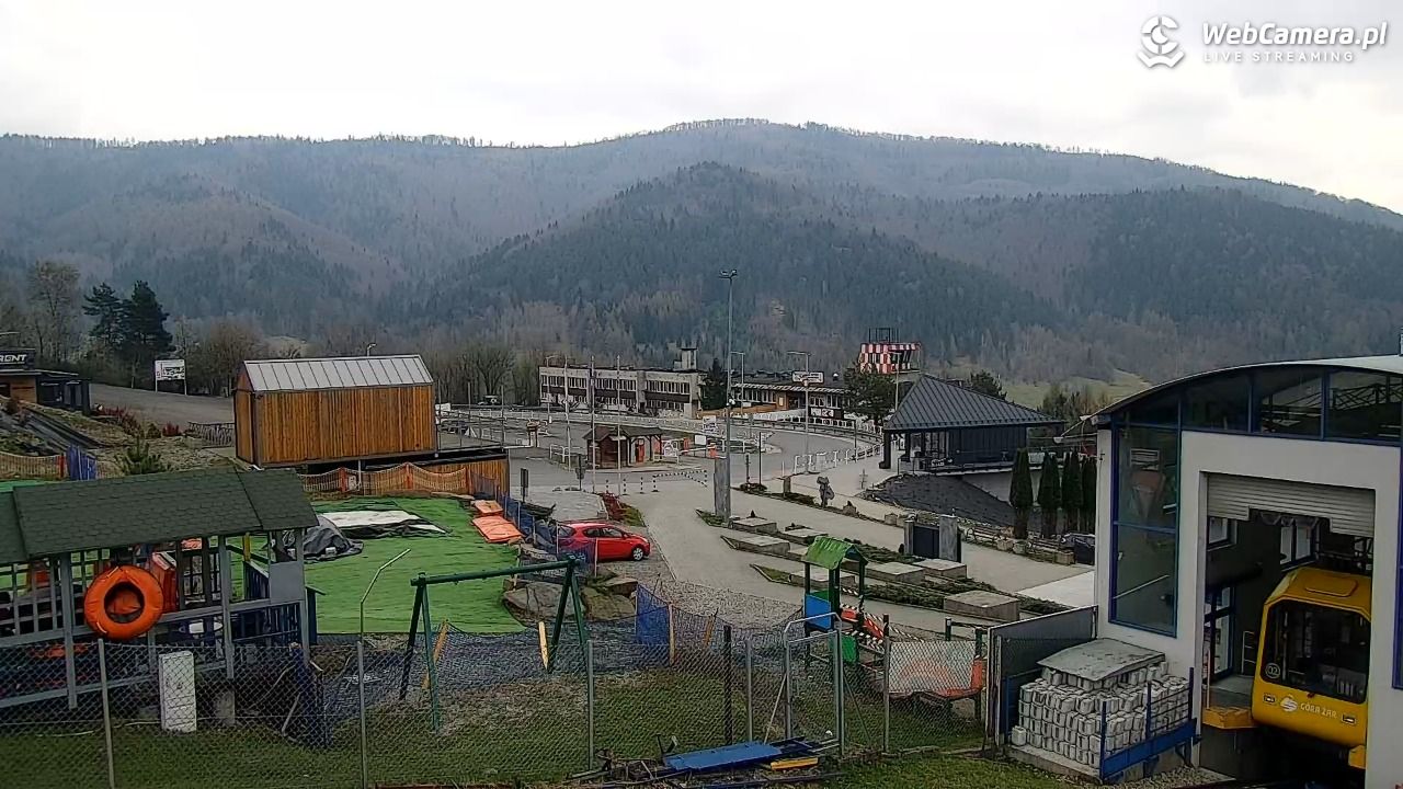 Góra Żar - widok na stację dolną - 09 kwiecień 2026, 16:56