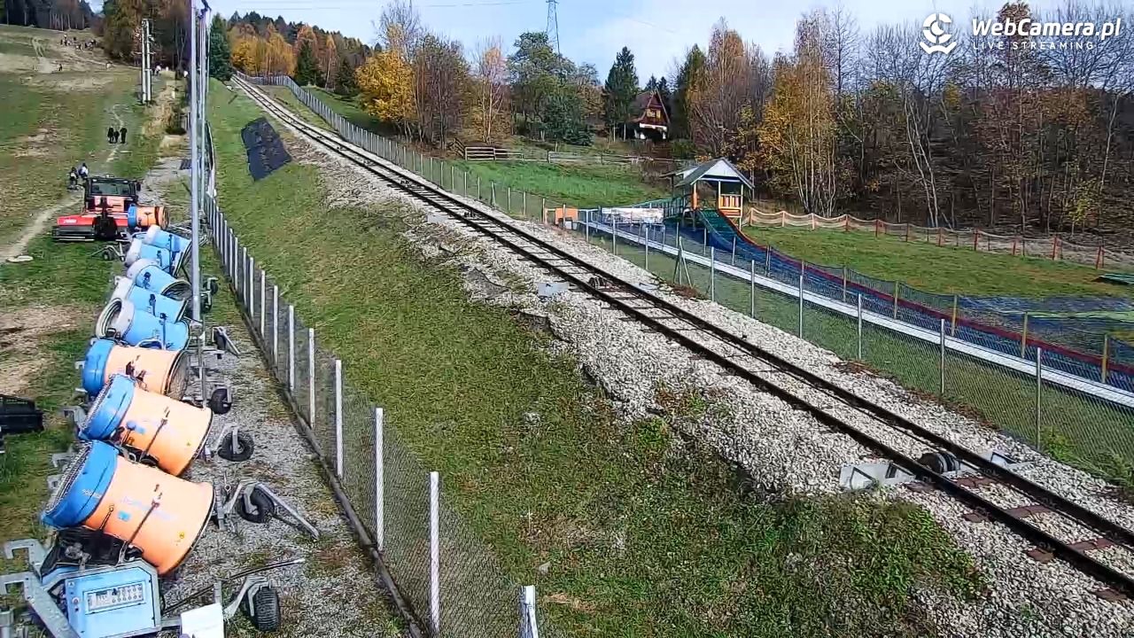 Góra Żar - widok na stację dolną - 02 listopad 2025, 11:42