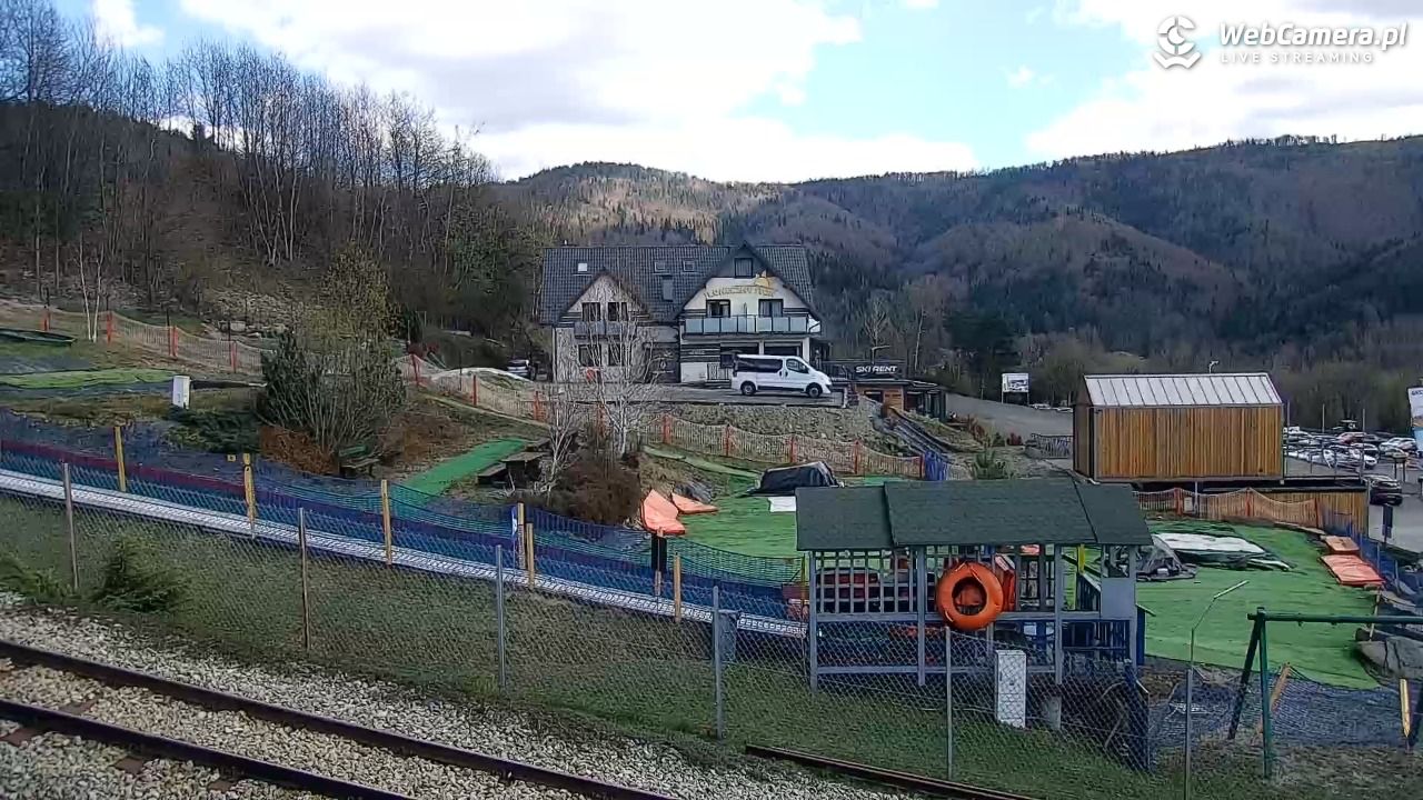 Góra Żar - widok na stację dolną - 06 kwiecień 2026, 13:03