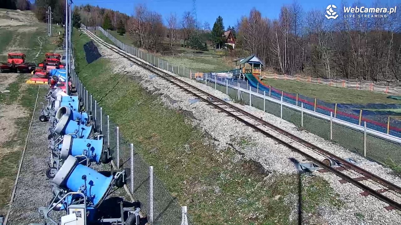 Góra Żar - widok na stację dolną - 05 kwiecień 2026, 15:16