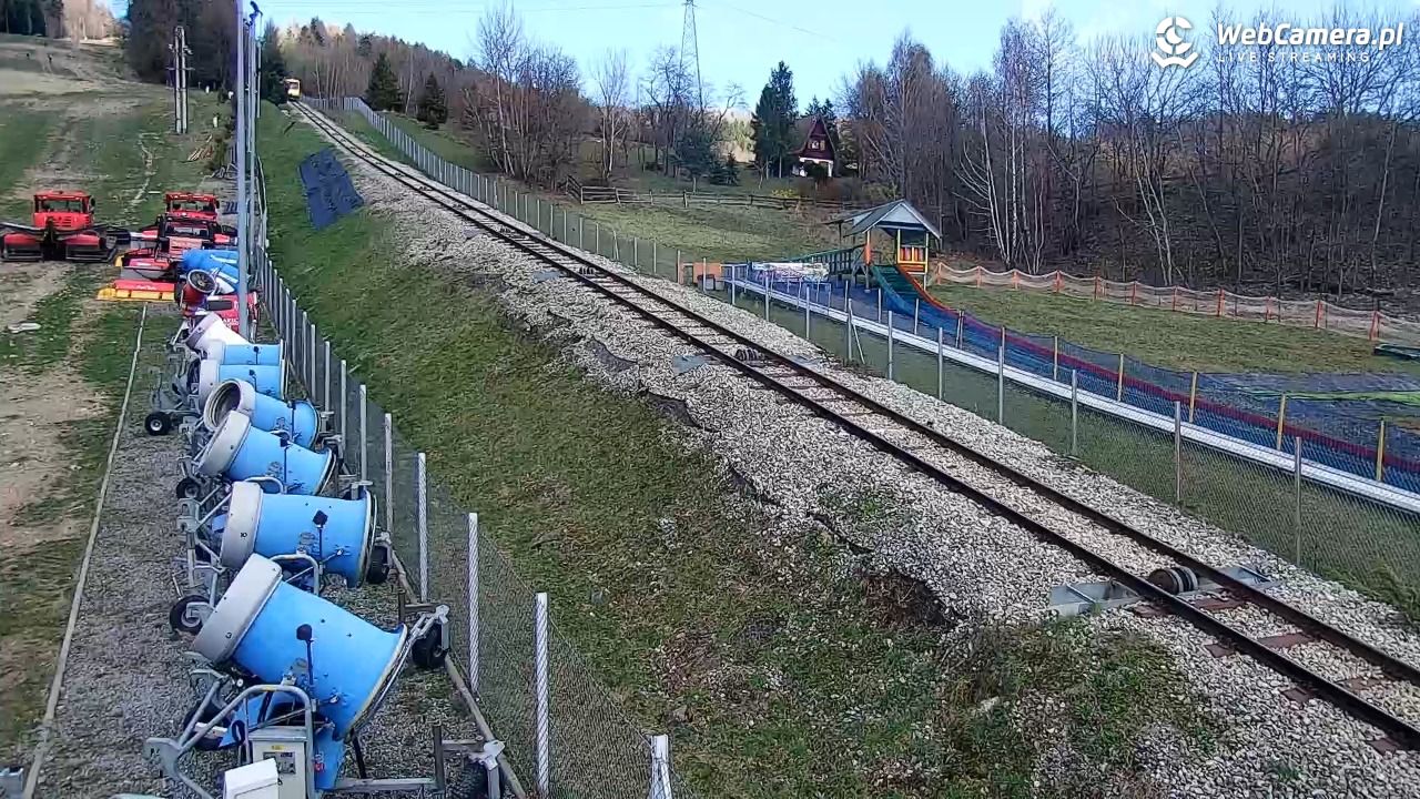 Góra Żar - widok na stację dolną - 06 kwiecień 2026, 13:02