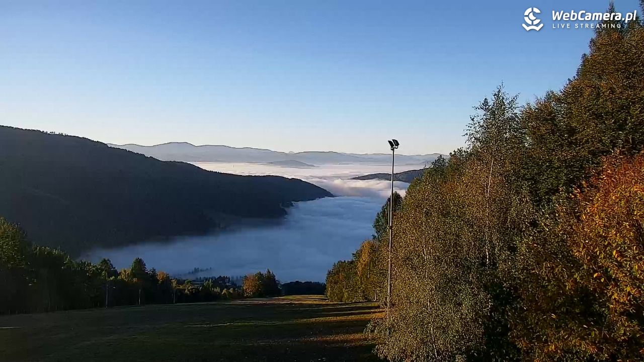Góra Żar - widok panoramiczny na Beskidy - 17 październik 2026, 05:57