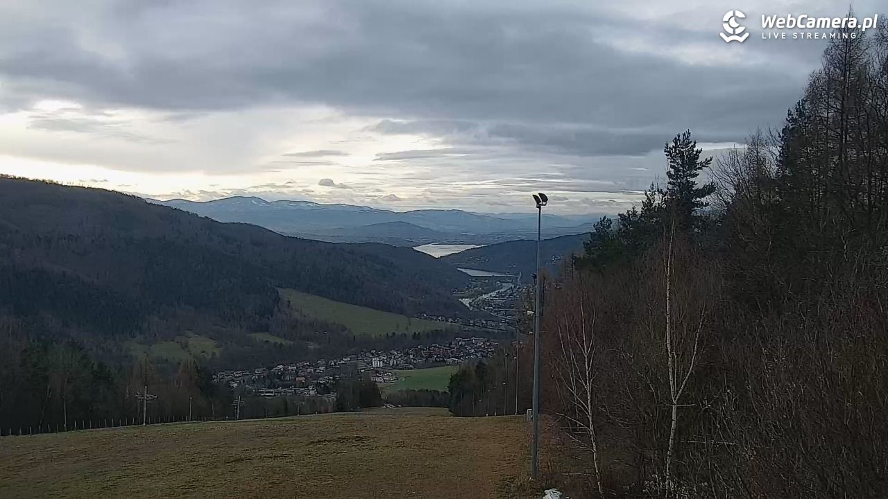 Góra Żar - widok panoramiczny na Beskidy - 08 grudzień 2025, 09:59