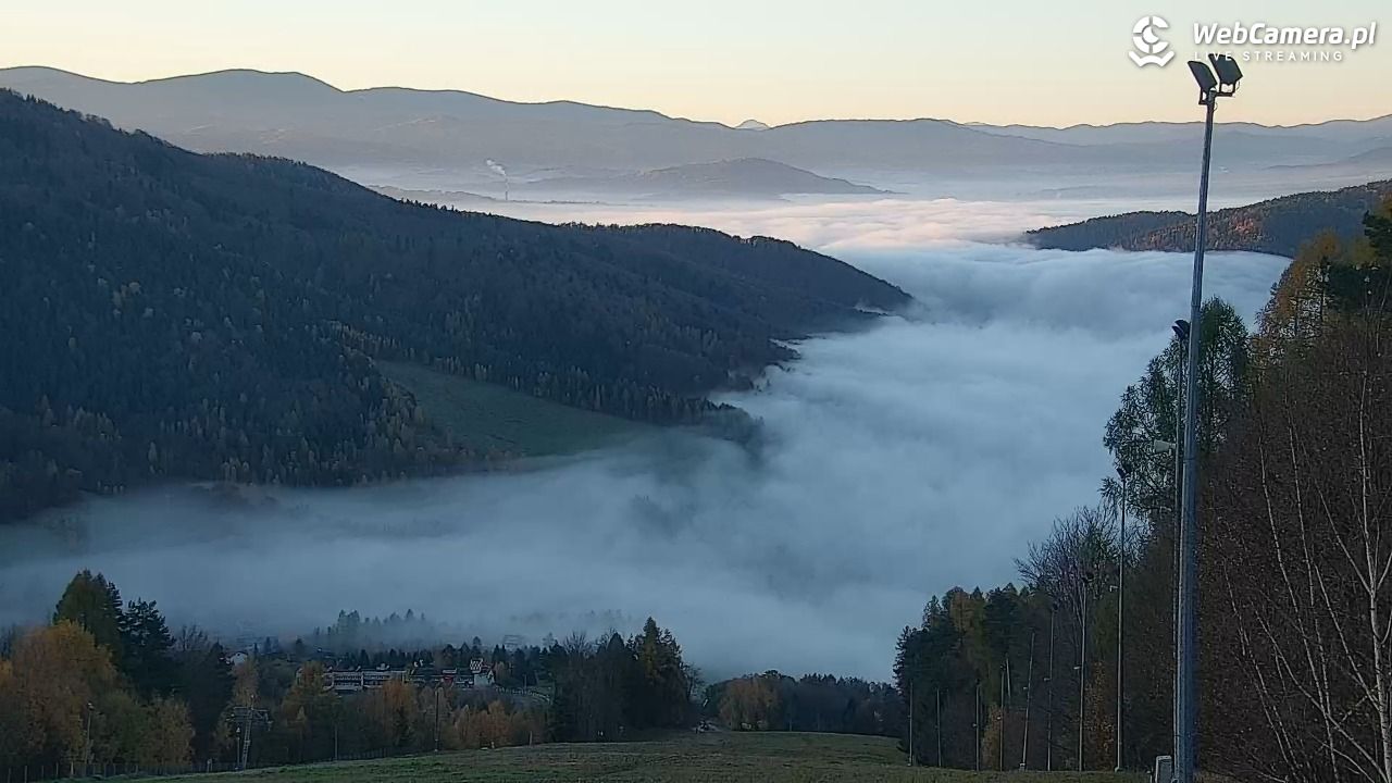 Góra Żar - widok panoramiczny na Beskidy - 05 listopad 2025, 06:56