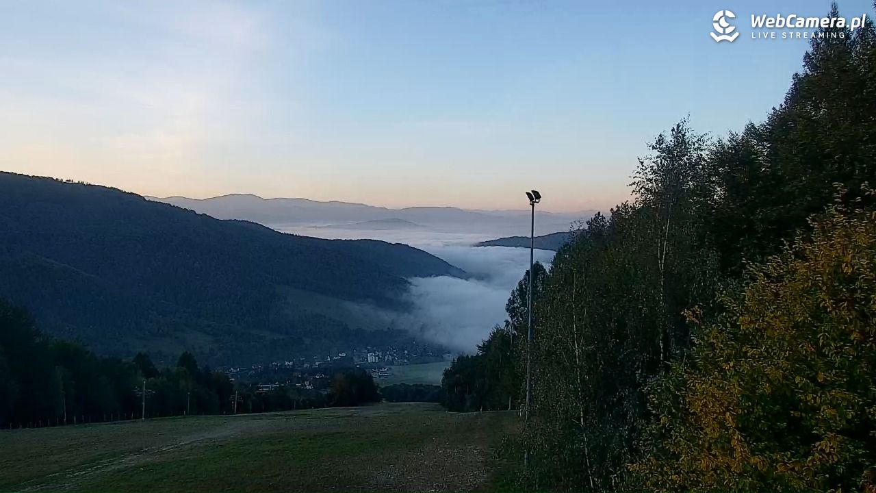 Góra Żar - widok panoramiczny na Beskidy - 07 październik 2026, 07:16