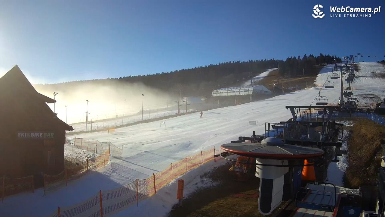 Zieleniec Sport Arena - Gryglówka - widok z dolnej stacji - 19 grudzień 2025, 09:59
