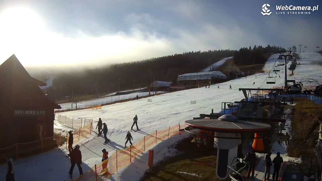 Zieleniec Sport Arena - Gryglówka - widok z dolnej stacji - 18 grudzień 2025, 10:50