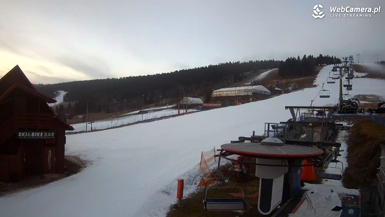 Zieleniec Sport Arena - Gryglówka - widok z dolnej stacji - 17 grudzień 2025, 07:47