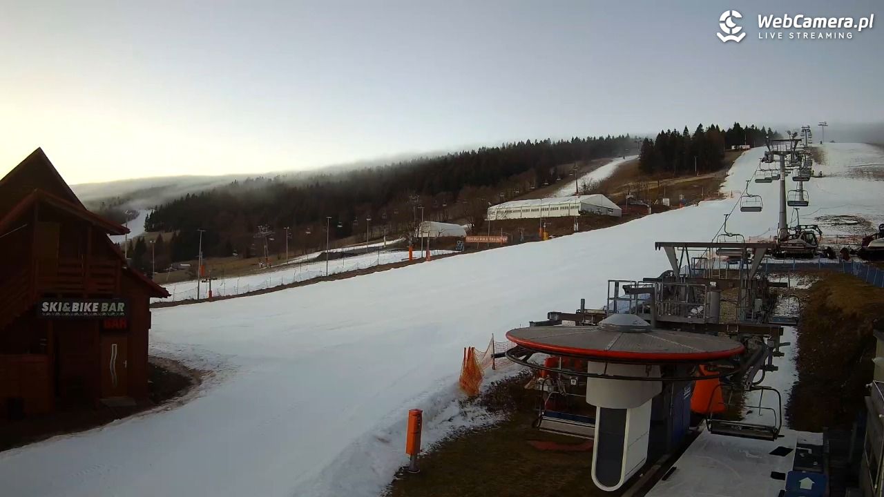 Zieleniec Sport Arena - Gryglówka - widok z dolnej stacji - 19 grudzień 2025, 07:48