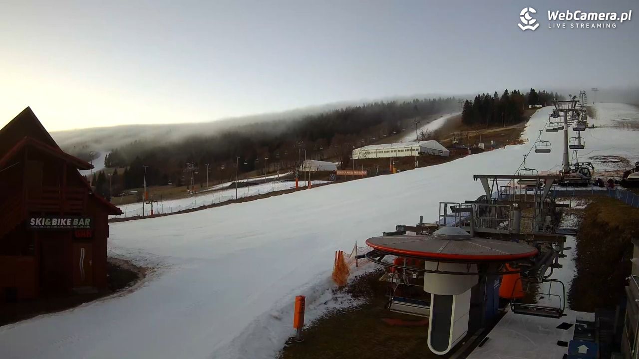 Zieleniec Sport Arena - Gryglówka - widok z dolnej stacji - 19 grudzień 2025, 07:40