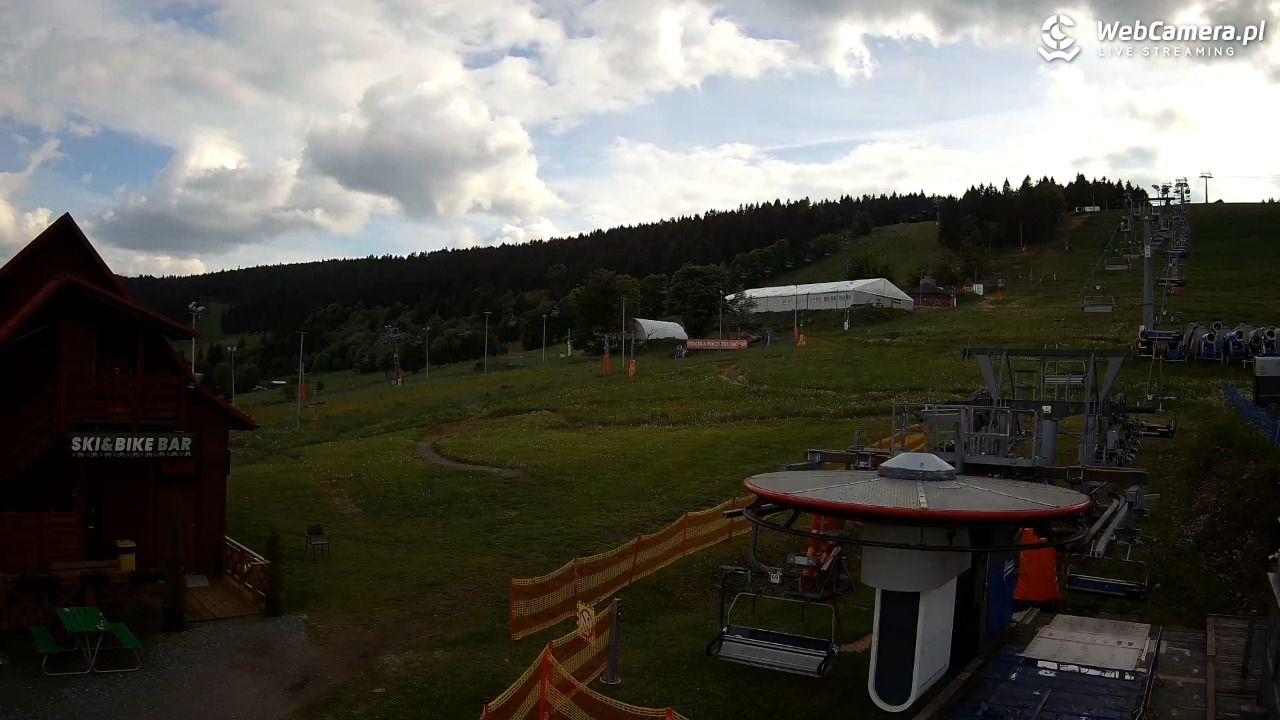 Zieleniec Sport Arena - Gryglówka - widok z dolnej stacji - 01 czerwiec 2026, 17:14