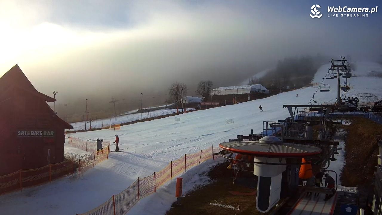 Zieleniec Sport Arena - Gryglówka - widok z dolnej stacji - 18 grudzień 2025, 09:42