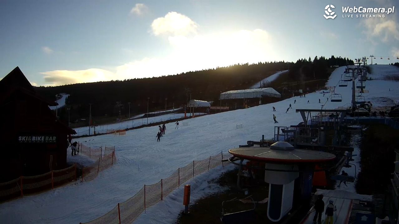 Zieleniec Sport Arena - Gryglówka - widok z dolnej stacji - 18 grudzień 2025, 14:03