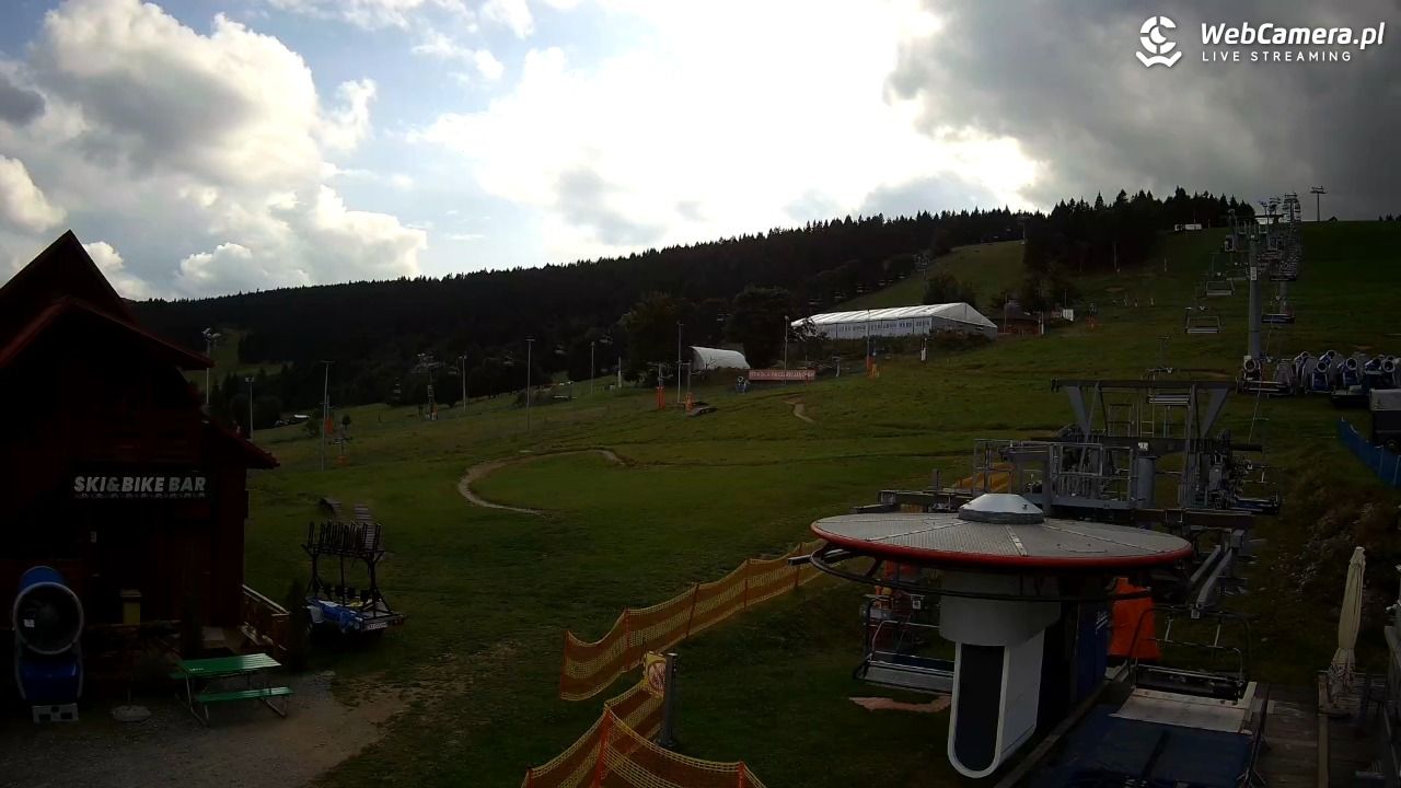 Zieleniec Sport Arena - Gryglówka - widok z dolnej stacji - 09 wresień 2026, 16:08