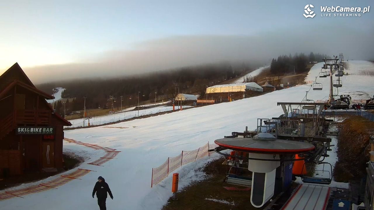 Zieleniec Sport Arena - Gryglówka - widok z dolnej stacji - 18 grudzień 2025, 08:10
