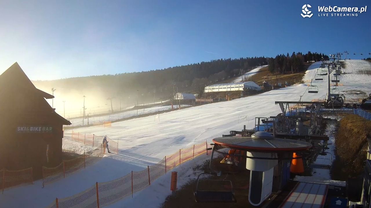 Zieleniec Sport Arena - Gryglówka - widok z dolnej stacji - 19 grudzień 2025, 09:13