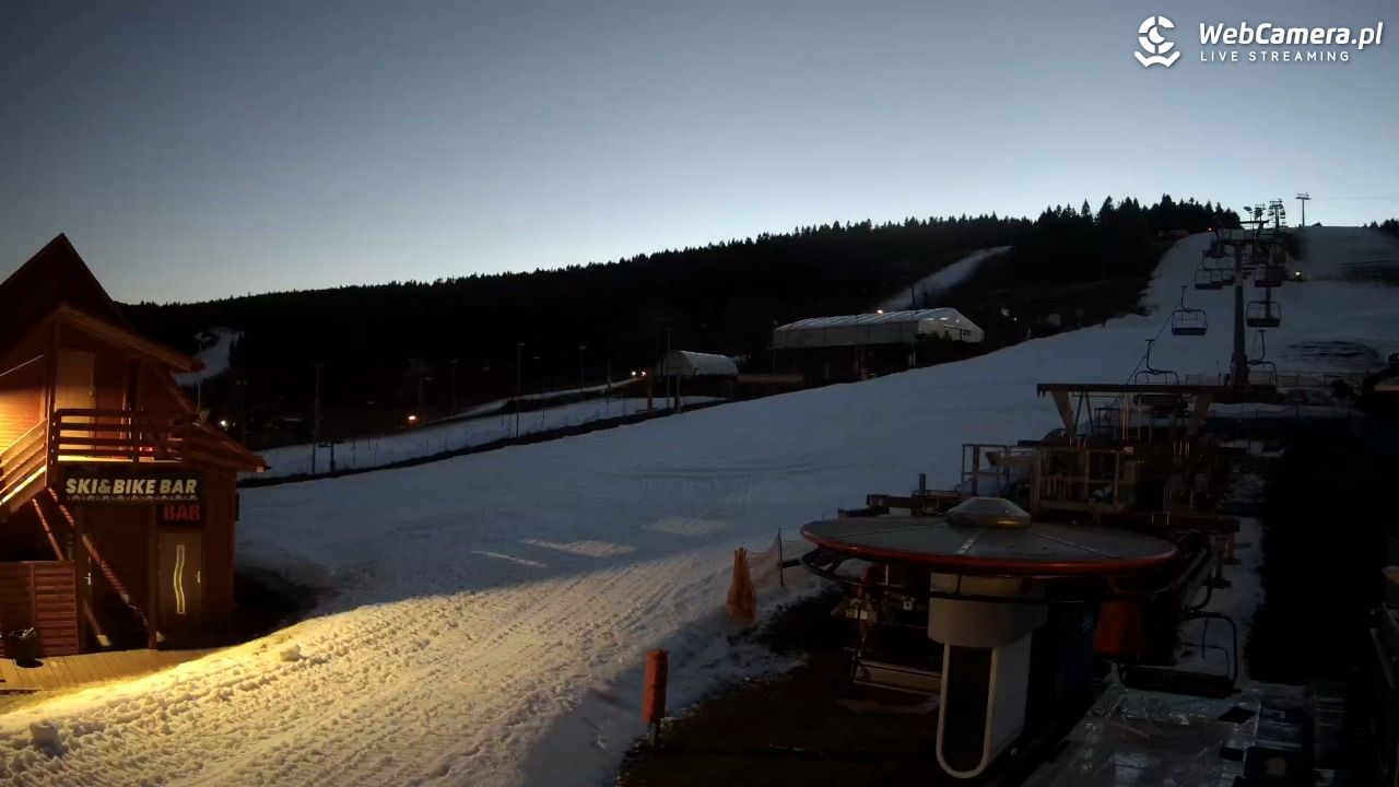 Zieleniec Sport Arena - Gryglówka - widok z dolnej stacji - 18 grudzień 2025, 16:39