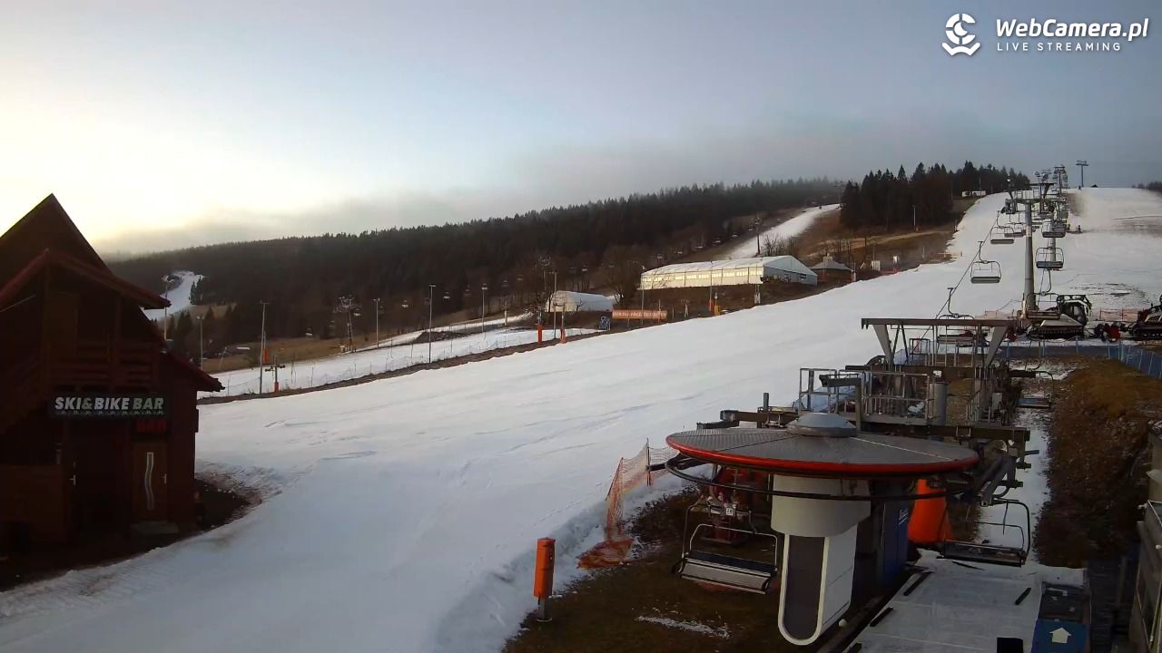 Zieleniec Sport Arena - Gryglówka - widok z dolnej stacji - 18 grudzień 2025, 07:38