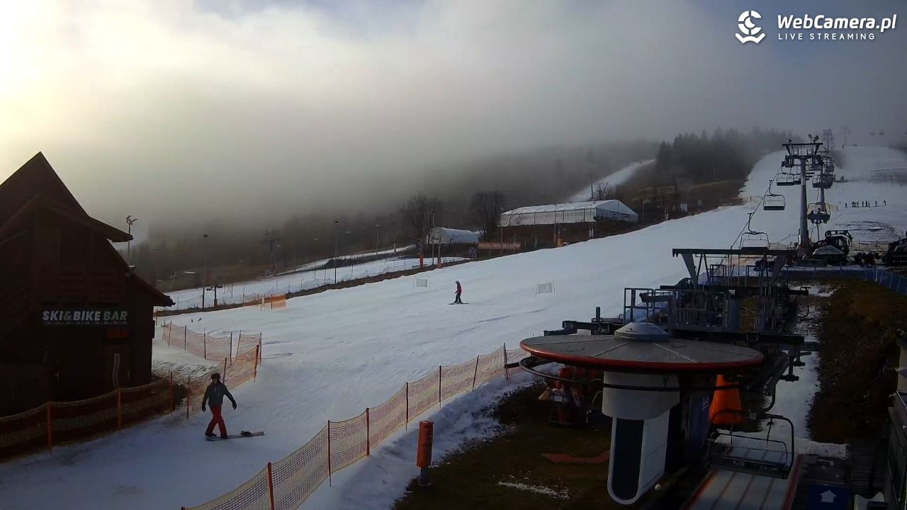 Zieleniec Sport Arena - Gryglówka - widok z dolnej stacji - 18 grudzień 2025, 09:59