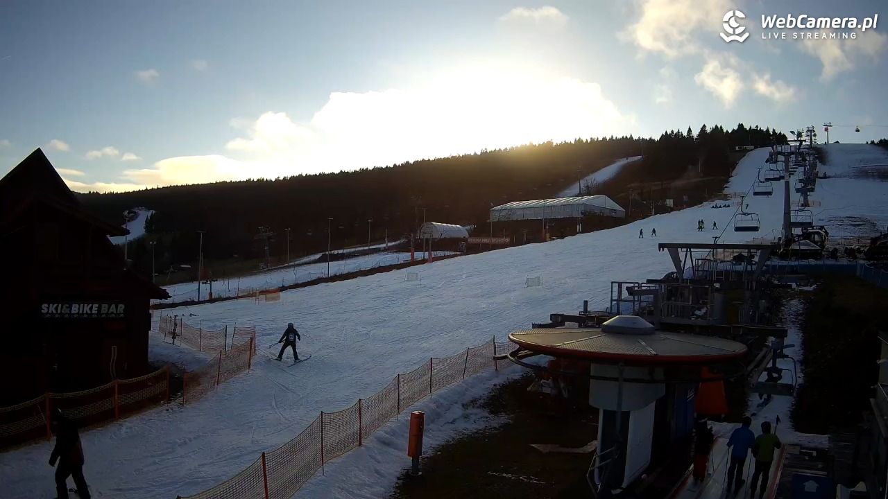 Zieleniec Sport Arena - Gryglówka - widok z dolnej stacji - 18 grudzień 2025, 14:04