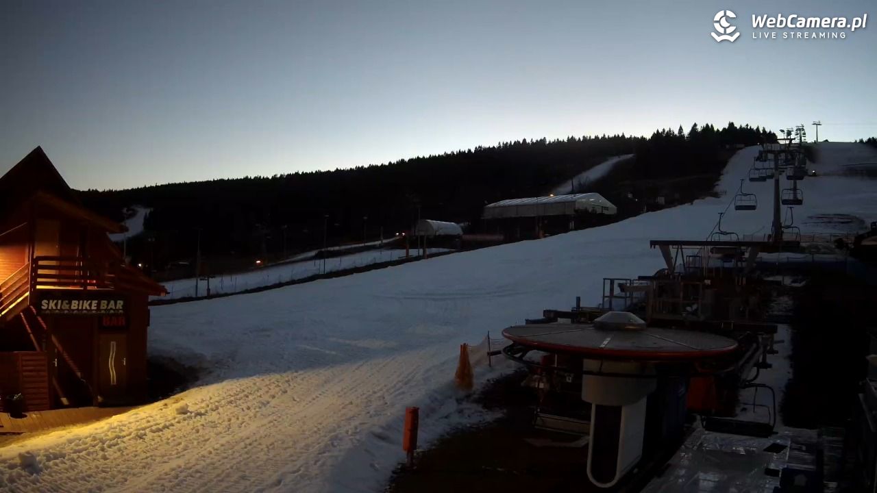 Zieleniec Sport Arena - Gryglówka - widok z dolnej stacji - 18 grudzień 2025, 16:33