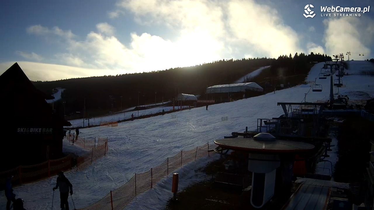 Zieleniec Sport Arena - Gryglówka - widok z dolnej stacji - 18 grudzień 2025, 13:39