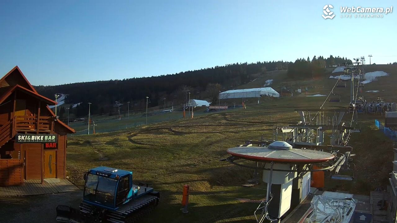 Zieleniec Sport Arena - Gryglówka - widok z dolnej stacji - 17 kwiecień 2026, 18:26