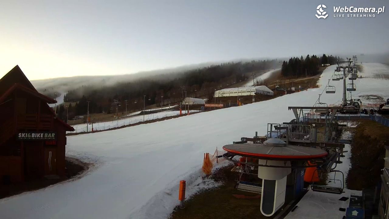 Zieleniec Sport Arena - Gryglówka - widok z dolnej stacji - 19 grudzień 2025, 07:40
