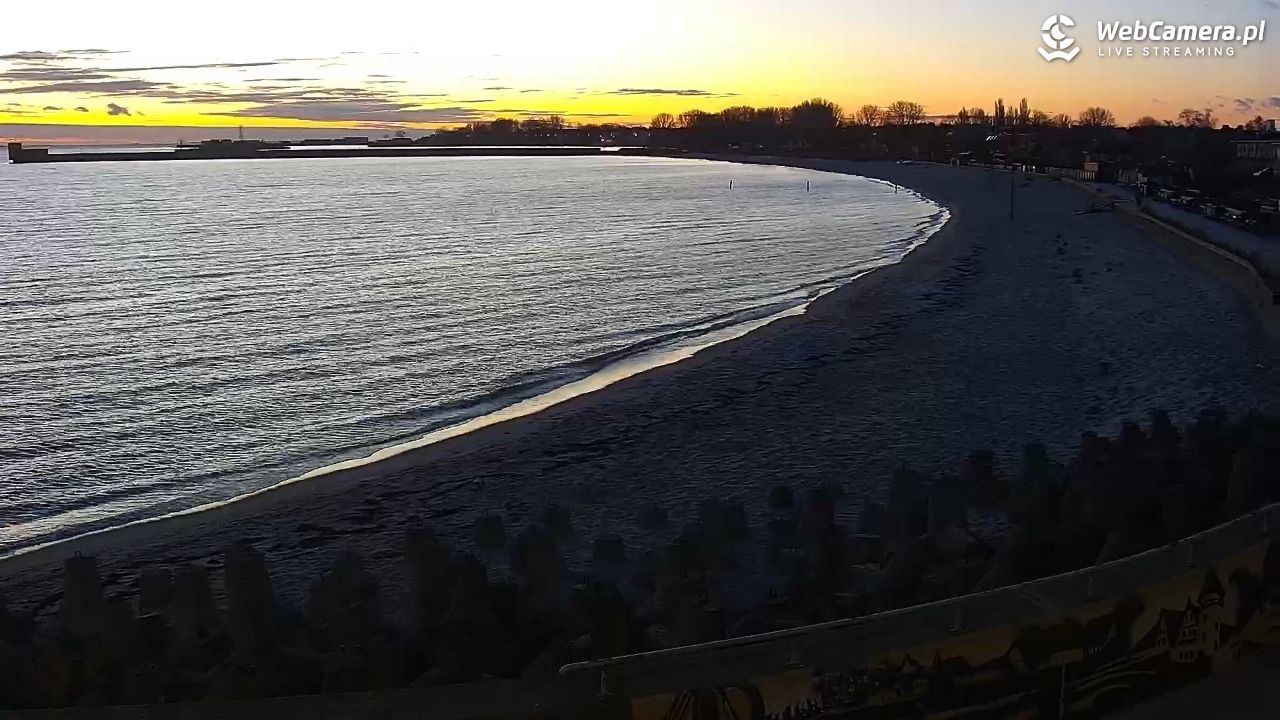 Hel - widok na bulwar i plażę - 28 kwiecień 2026, 20:38