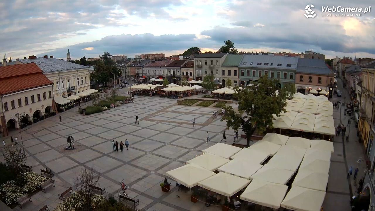 KIELCE - widok na rynek - 04 sierpień 2025, 19:27